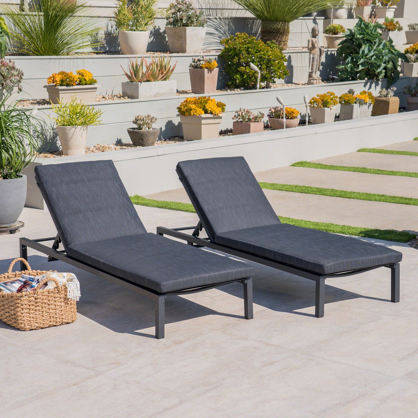 Modern Chaise Lounge With Wate Resistant Fabric Cushions