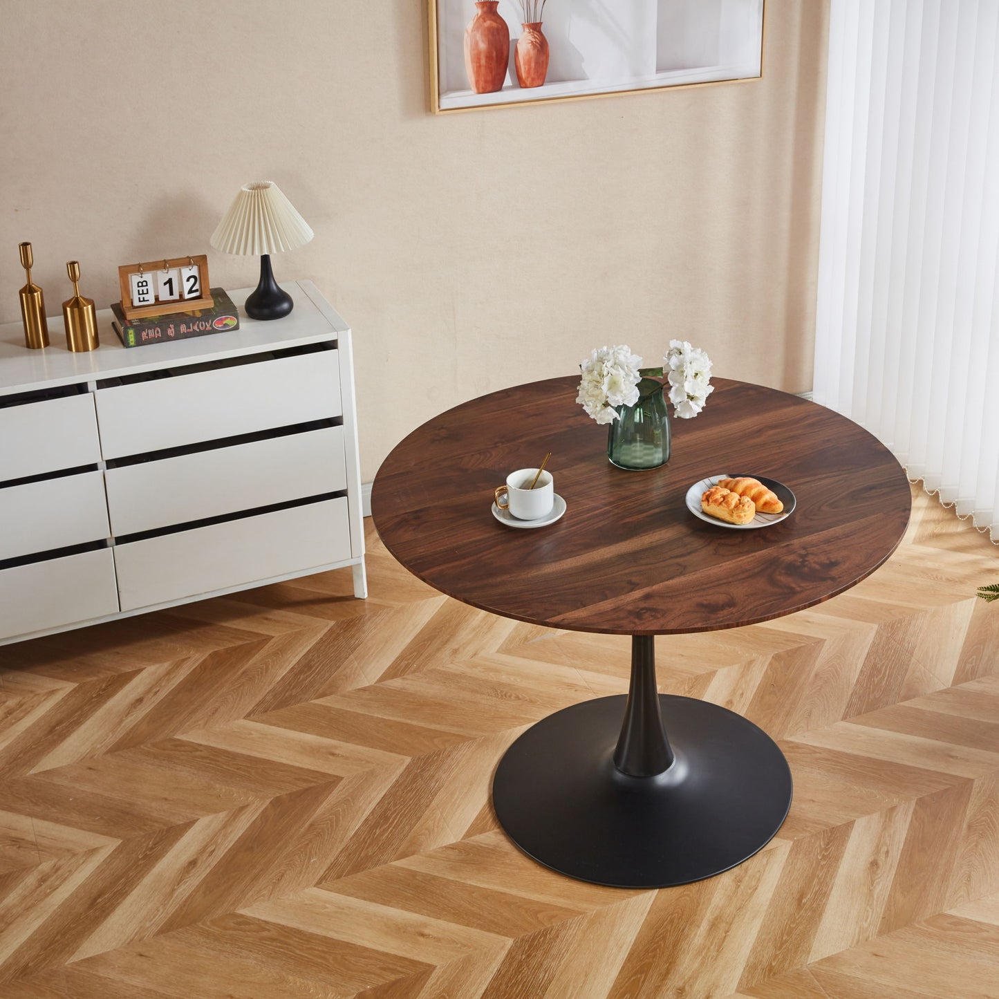 Mid-Century Tulip Dining Table With Round Top